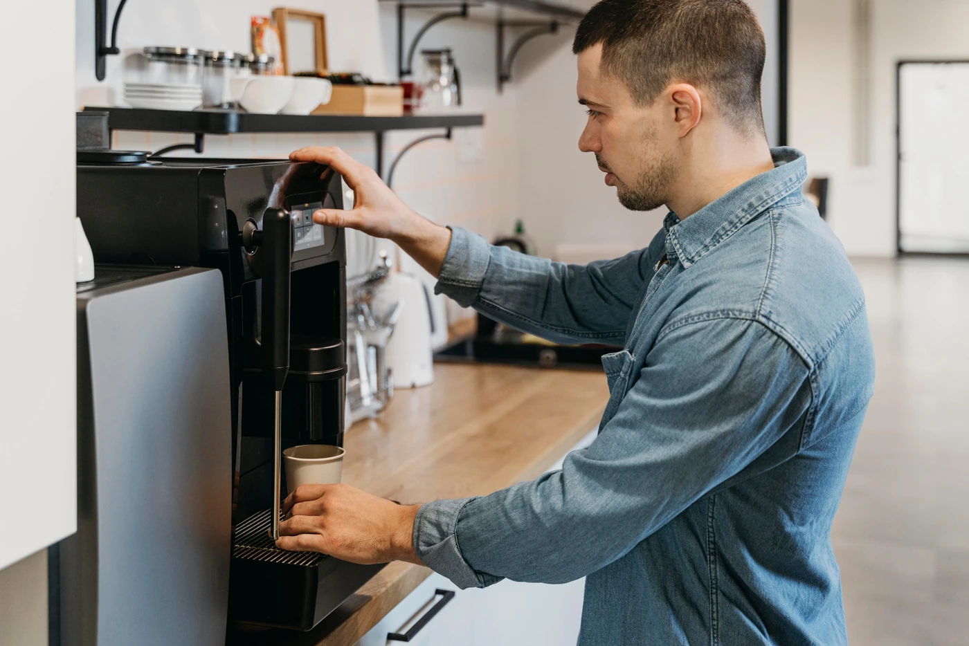 Técnico ajustando uma máquina de café profissional